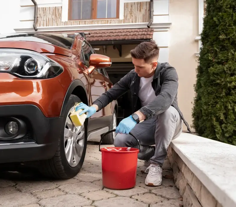 Lavage auto à domicile Rogny-les-Sept-Écluses : professionnel intervenant sur un véhicule